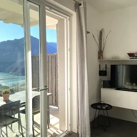 La Casa Sulla Collina Vista Riva di Solto
